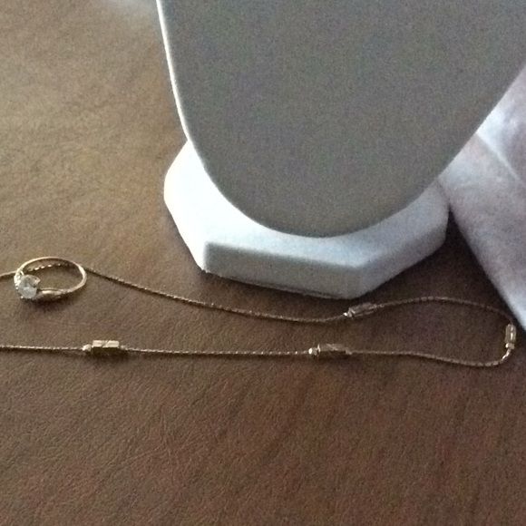 Gold tone. Necklace & Ring - Picture 5 of 5